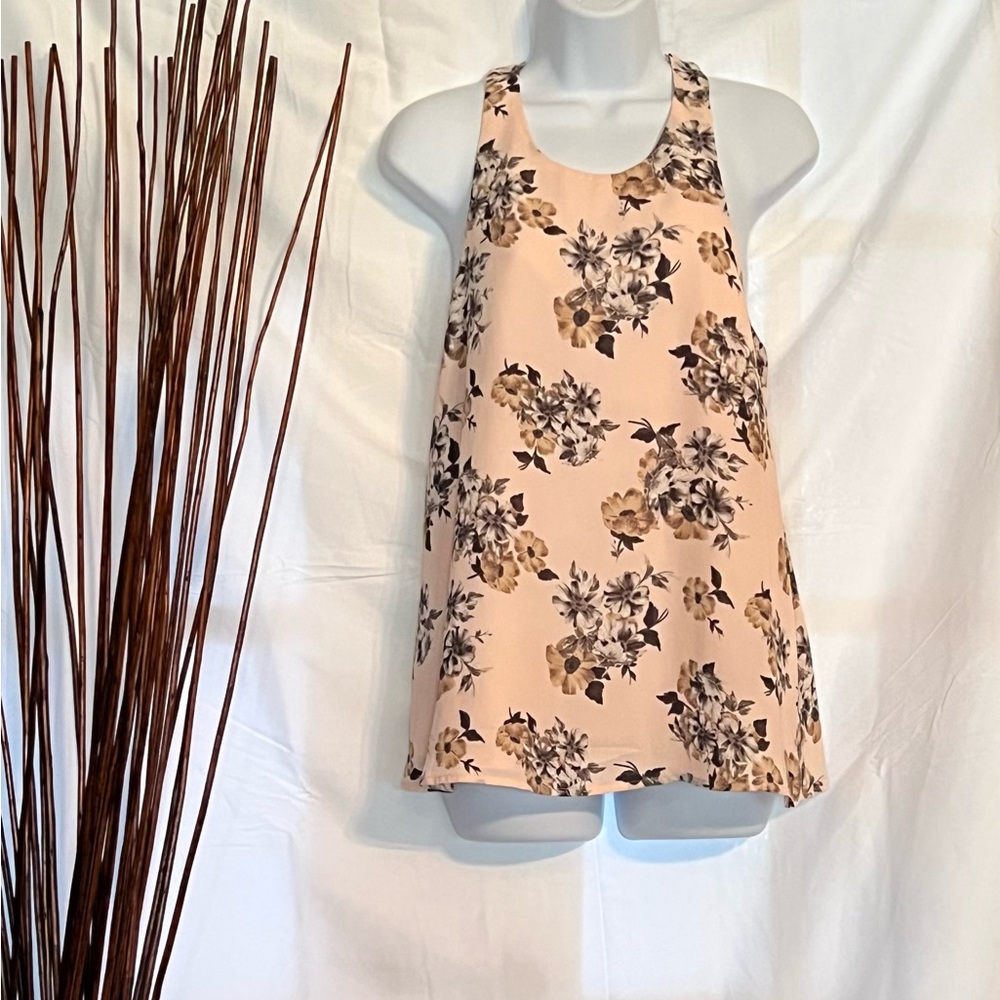 Versatile floral print summer top from DailyLook in size medium.